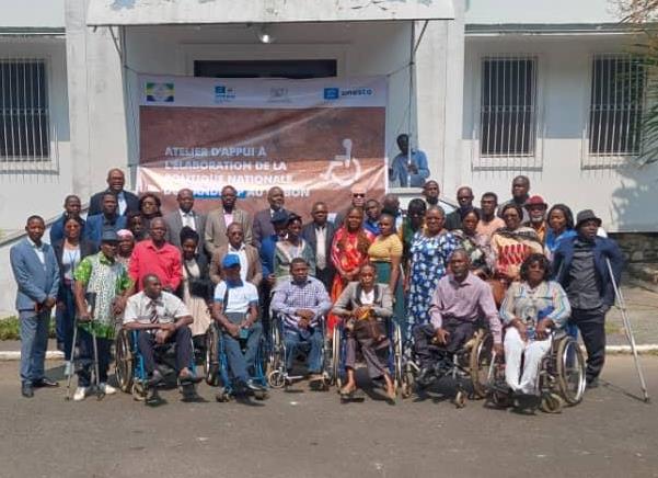 Image de Société. Le Ministère de la Santé et des Affaires sociales du Gabon a initié un atelier en partenariat avec l'UNESCO et l'Organisation des Personnes Handicapées (OPH) en vue de développer une "politique nationale du handicap". Cette initiative vise à améliorer la qualité de vie des personnes handicapées en accord avec les normes internationales, notamment la Convention relative aux droits des personnes handicapées de l'ONU. Quel est l'impact potentiel d'une telle politique sur l'inclusion des personnes handicapées dans tous les aspects de la société ?